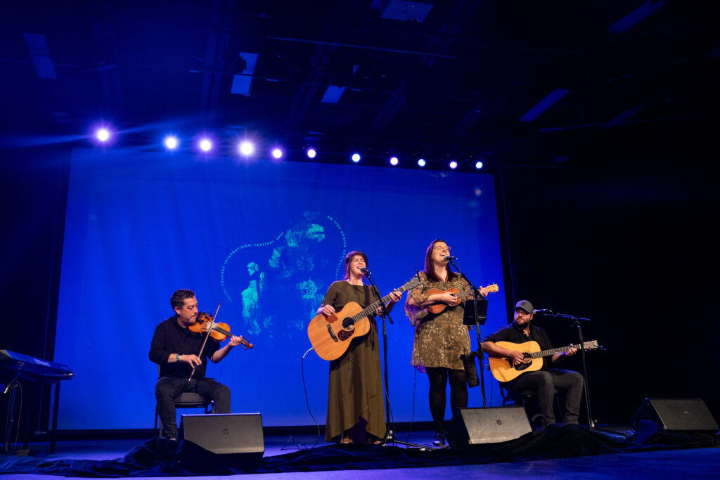 Celtic Colours 2024-188 – Hirondelles + Colin Grant – Chéticamp Soirée – Le place des arts – 101524 CKP
