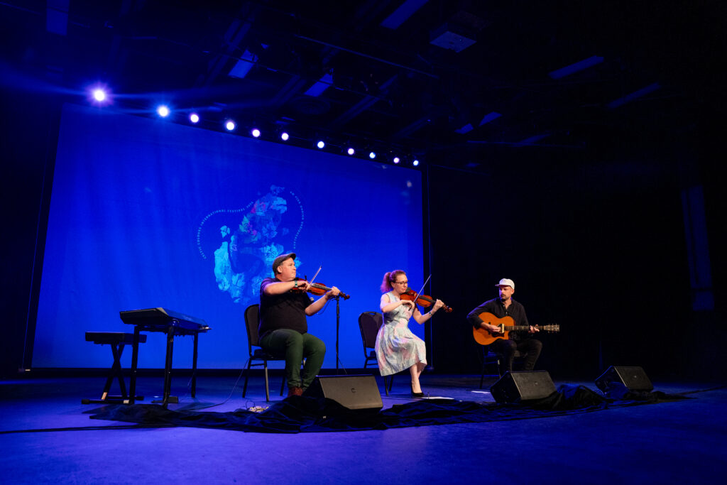 Celtic Colours 2024-207 – Troy MacGillivray + Caitlin Warbelow + Jake Charon – Chéticamp Soirée – Le place des arts – 101524 CKP