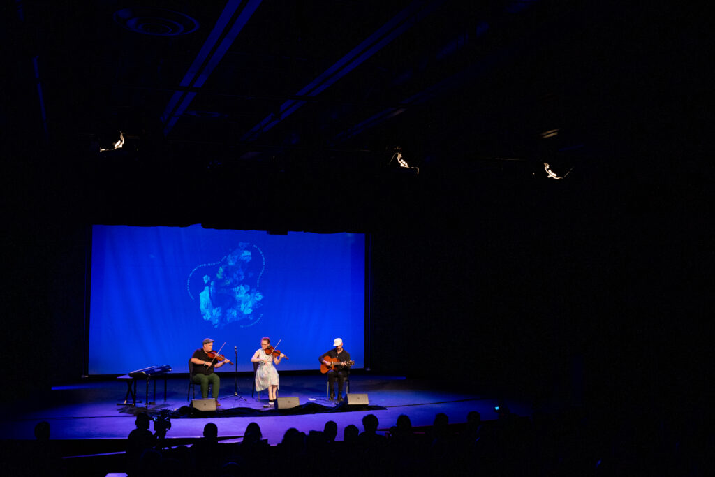 Celtic Colours 2024-216 – Troy MacGillivray + Caitlin Warbelow + Jake Charon – Chéticamp Soirée – Le place des arts – 101524 CKP