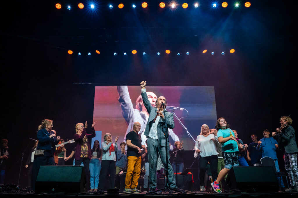 Celtic Colours 2024-430 – Carlos Núñez Band with audience onstage – The Grand Finale – C200 – 101924 CKP