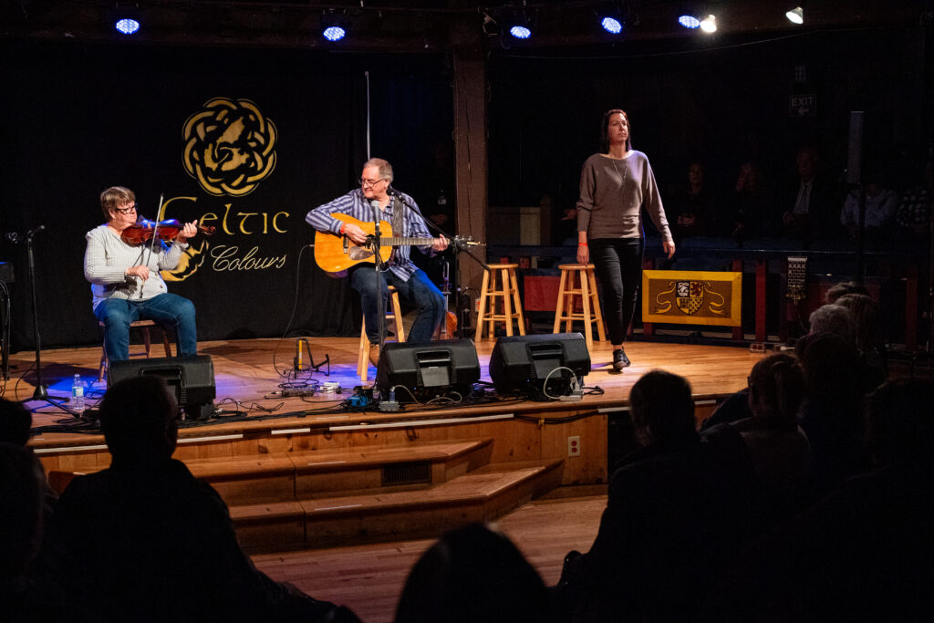 CelticColours2025-270 – Allie Bennett + Brenda Stubbert + Tracey Bailey – Louisbourg Crossroads – 10-15-25 – CKP